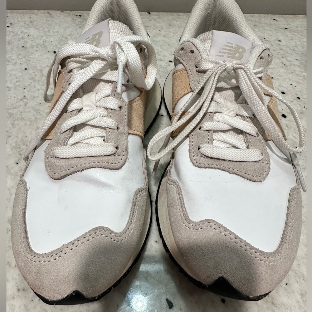 Size 9 New Balance 237